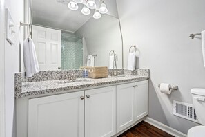 Douche, séchoir à cheveux, serviettes fournies, savon