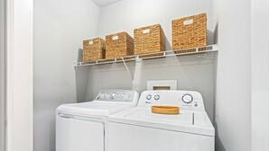 Interior - Chic Downtown Auburn Townhome! 2/1.5 (Auburn)