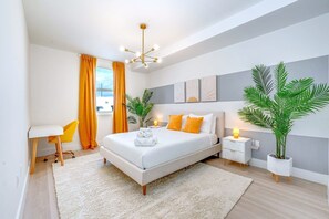 2 slaapkamers, een bureau, een strijkplank/strijkijzer, reisbedje