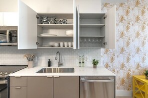 Een koelkast, een magnetron, een oven, een kookplaat