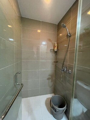 Shower, hair dryer, bidet, towels - Klassi Executive Comfort Near NAIA | Fast WiFi & Safe Stay (Pasay City)