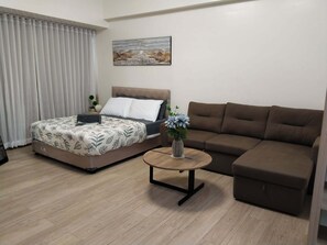 1 bedroom, iron/ironing board, WiFi, bed sheets - Klassi Executive Comfort Near NAIA | Fast WiFi & Safe Stay (Pasay City)