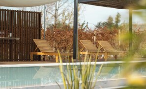 Una piscina al aire libre de temporada