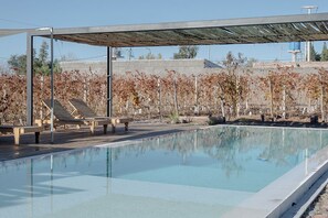 Een seizoensgebonden buitenzwembad