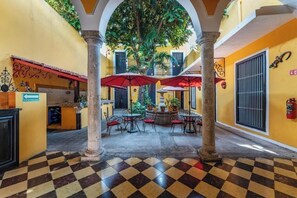 Outdoor dining - 2 Bright Rooms in the Heart of the City, Perfect for Families or Friends (Mérida)