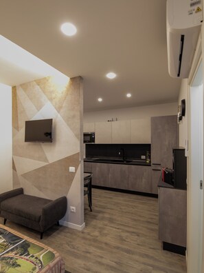 Interior - Hourglass1 TIRANO 150m Bernina Express 35km Bormio- 70km Livigno- 17km Aprica (Tirano)