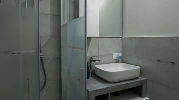 Dusche, Haartrockner, Bidet, Handtücher