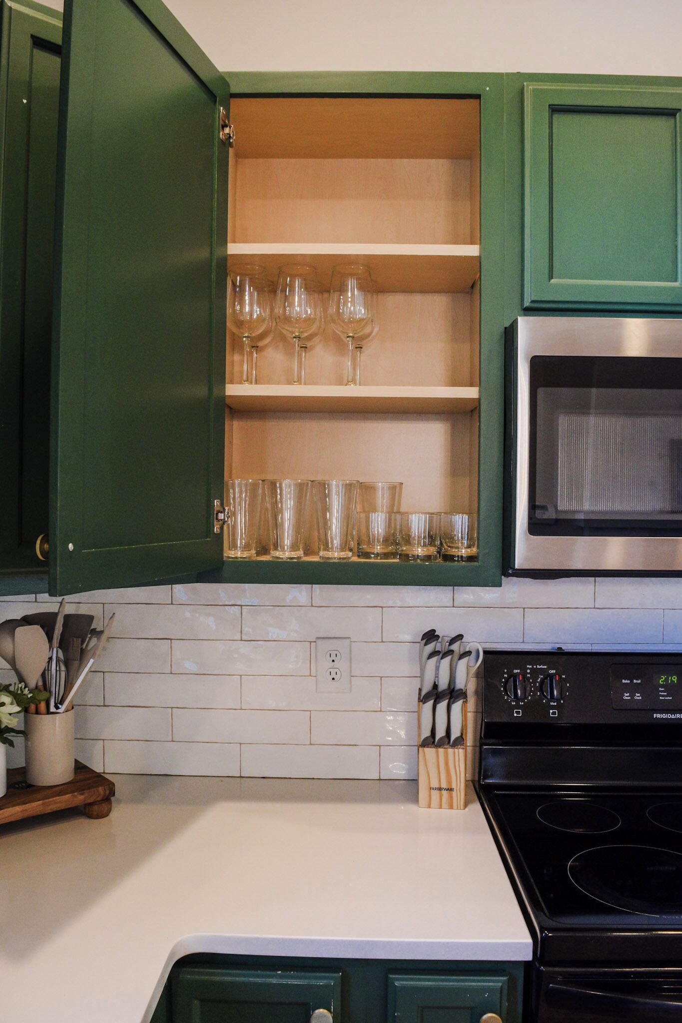 Four à micro-ondes, un four, surface de cuisson, lave-vaisselle