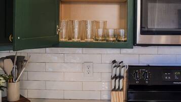 Four à micro-ondes, un four, surface de cuisson, lave-vaisselle