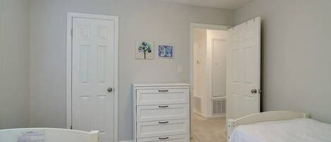 4 bedrooms, WiFi, bed sheets