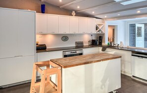 Kühlschrank, Geschirrspüler, Wasserkocher mit Kaffee-/Teezubehör