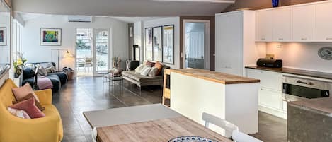 Smart TV, fireplace, ping pong