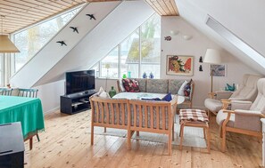 TV, fireplace - Stunning home in Tranekær with house sea view (Tranekær)
