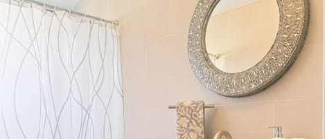 Secadora de cabello, toallas, jabón, shampoo
