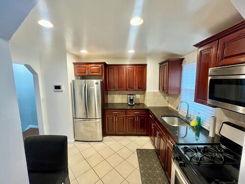 Welcoming 3-bedroom apartment in Springfield Gardens for your stay