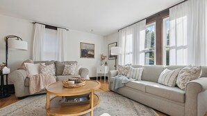 Ein Wohnzimmer mit zwei Sofas, einem Couchtisch und einem Beistelltisch.