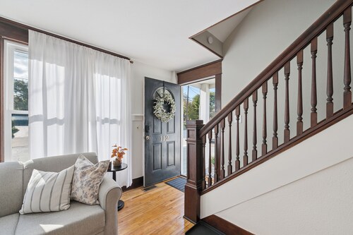 Prime Uptown Maumee Location - charming historic 2 br w/ fiber WiFi!