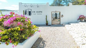 Ein weißes Gebäude mit einem Schild, auf dem 'Las Guapas Villas Tamarindo' steht.