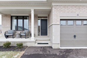 Exterior detail - Stunning Stay on Dunning Way - Kick back and relax in this calm, stylish space. (St Thomas)