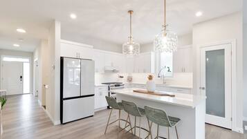 Micro-ondes, four, plaque de cuisson, lave-vaisselle