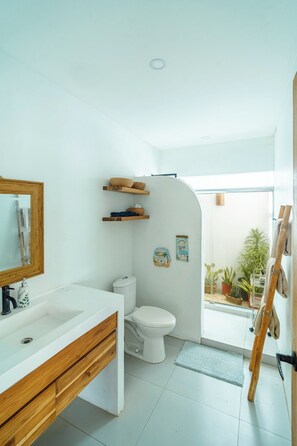 Dusch, hårtork, handdukar och tvål