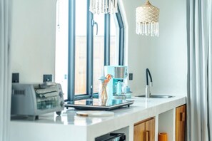 Frigorífico, horno, placa de cocina y cafetera o tetera