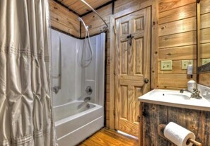 Bañera de hidromasaje, secador de pelo, toallas, jabón