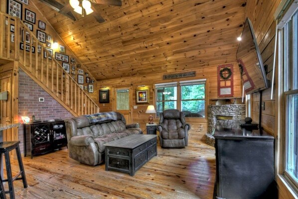 Interior - 5 ACRES w FISH POND, CREEK, GAME ROOM, GYM, GREENHOUSE Spacious 5-bedroom cabin (Blue Ridge)