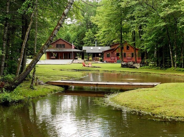 Exterior - 5 ACRES w FISH POND, CREEK, GAME ROOM, GYM, GREENHOUSE Spacious 5-bedroom cabin (Blue Ridge)