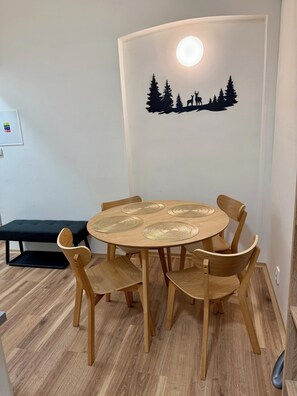 Dining - Cozy and comfortably furnished apartment in the spa centre with beautiful views. (Karlovy Vary)
