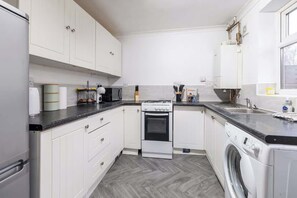 Frigorifero, microonde, forno, piano cottura