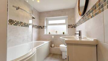 Een douche, een haardroger, handdoeken, zeep