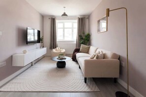 TV, offices - Perfect Booking | 4 Bed Home in Stockport (Greater Manchester)