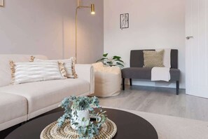 TV, offices - Perfect Booking | 4 Bed Home in Stockport (Greater Manchester)