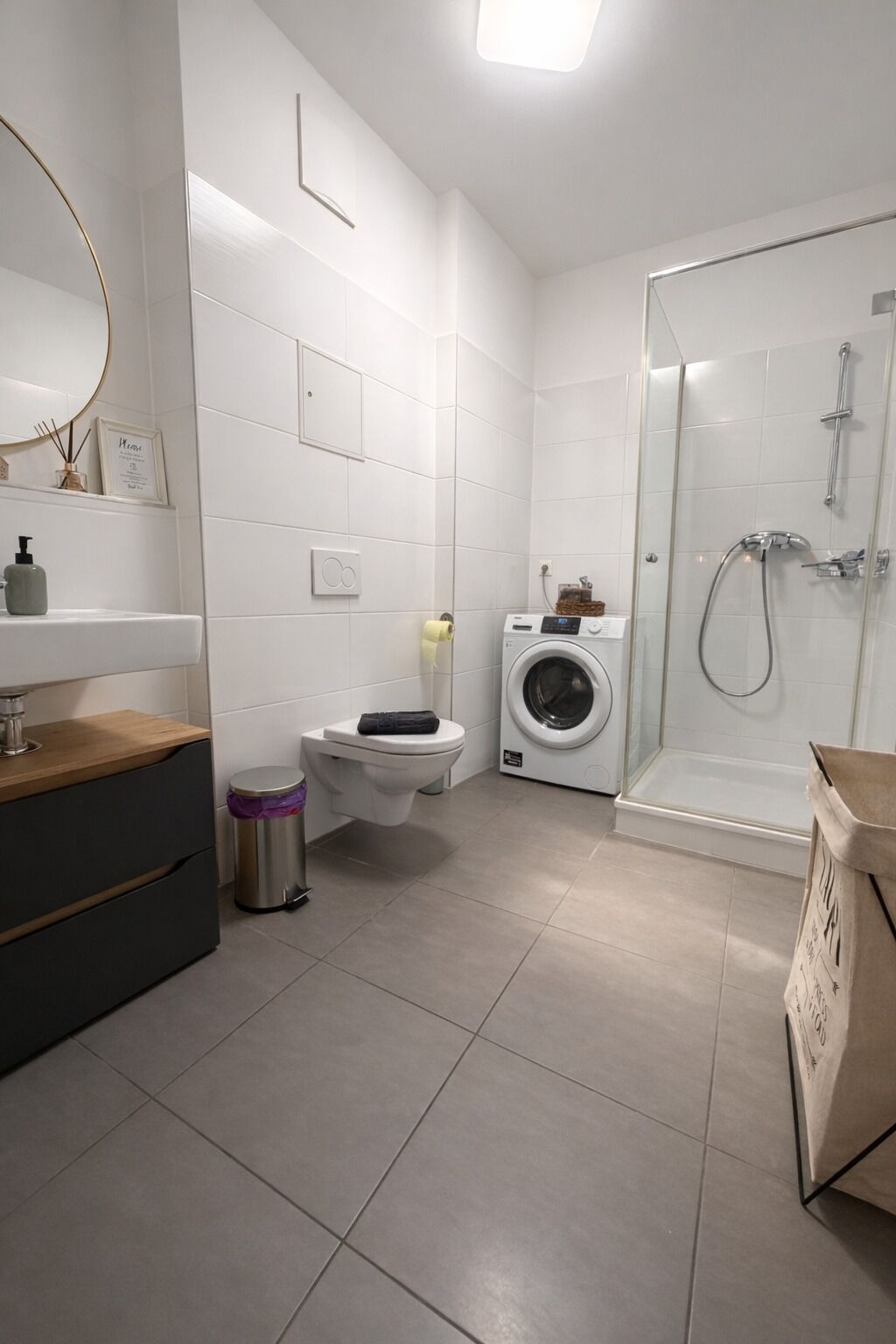 Douche, sèche-cheveux, serviettes fournies, savon