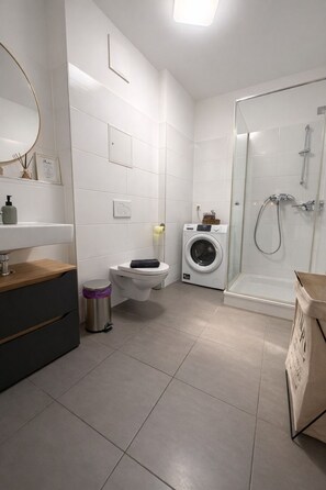Douche, sèche-cheveux, serviettes fournies, savon