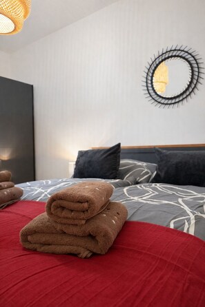 1 habitación, tabla de planchar con plancha, wifi gratis y ropa de cama 