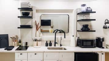 Een koelkast, een microgolfoven, een kookplaat