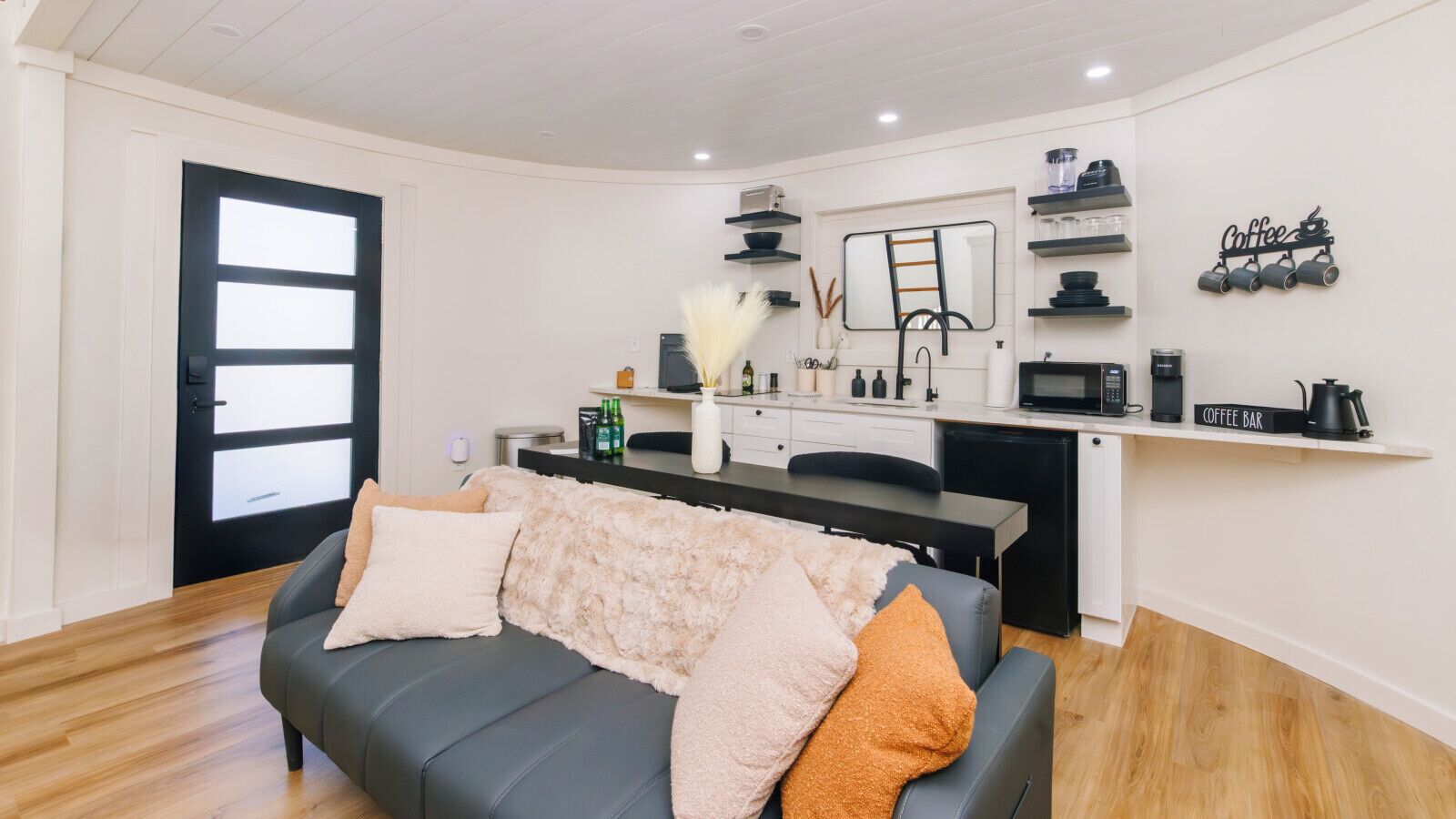 Fernseher, Kamin, DVD-Player