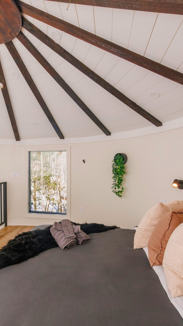 1 bedroom, bed sheets - NEW Romantic Silo Cabin | Outdoor Shower | Hot Tub (Beattyville)