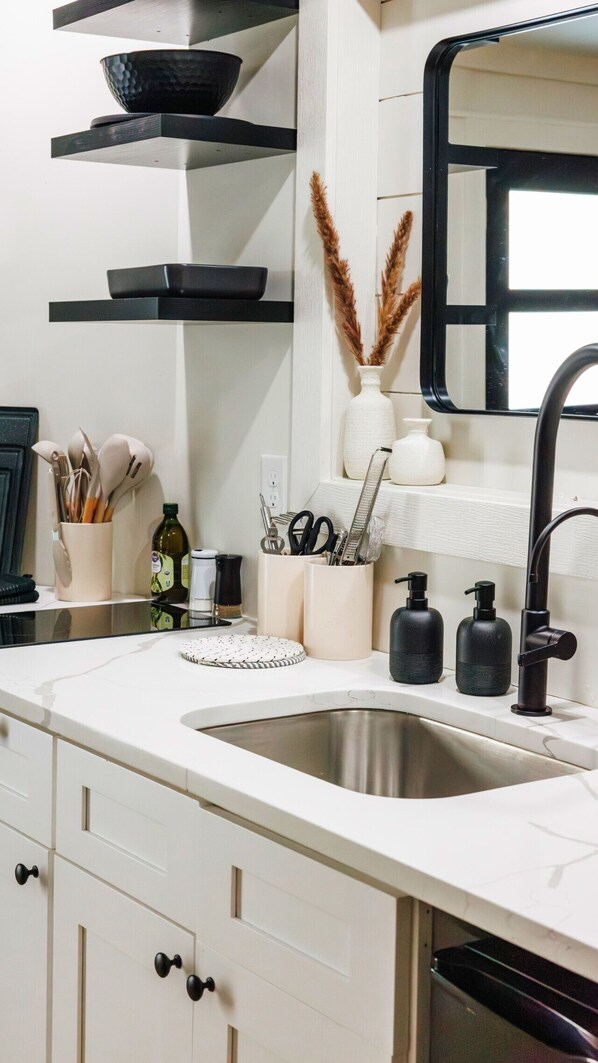 Interior - NEW Romantic Silo Cabin | Outdoor Shower | Hot Tub (Beattyville)