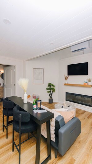 Interior - NEW Romantic Silo Cabin | Outdoor Shower | Hot Tub (Beattyville)