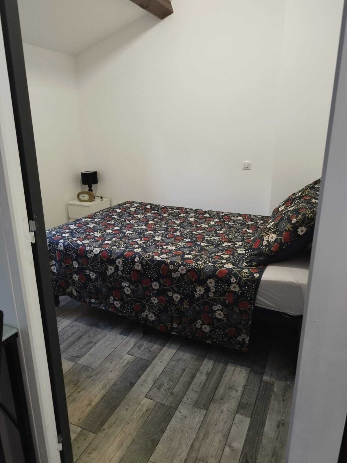 2 slaapkamers, een strijkplank/strijkijzer, internet, beddengoed