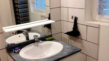 Een douche, een haardroger, handdoeken, toiletpapier