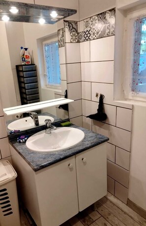 Bruser, hårtørrer, håndklæder, Toiletpapir