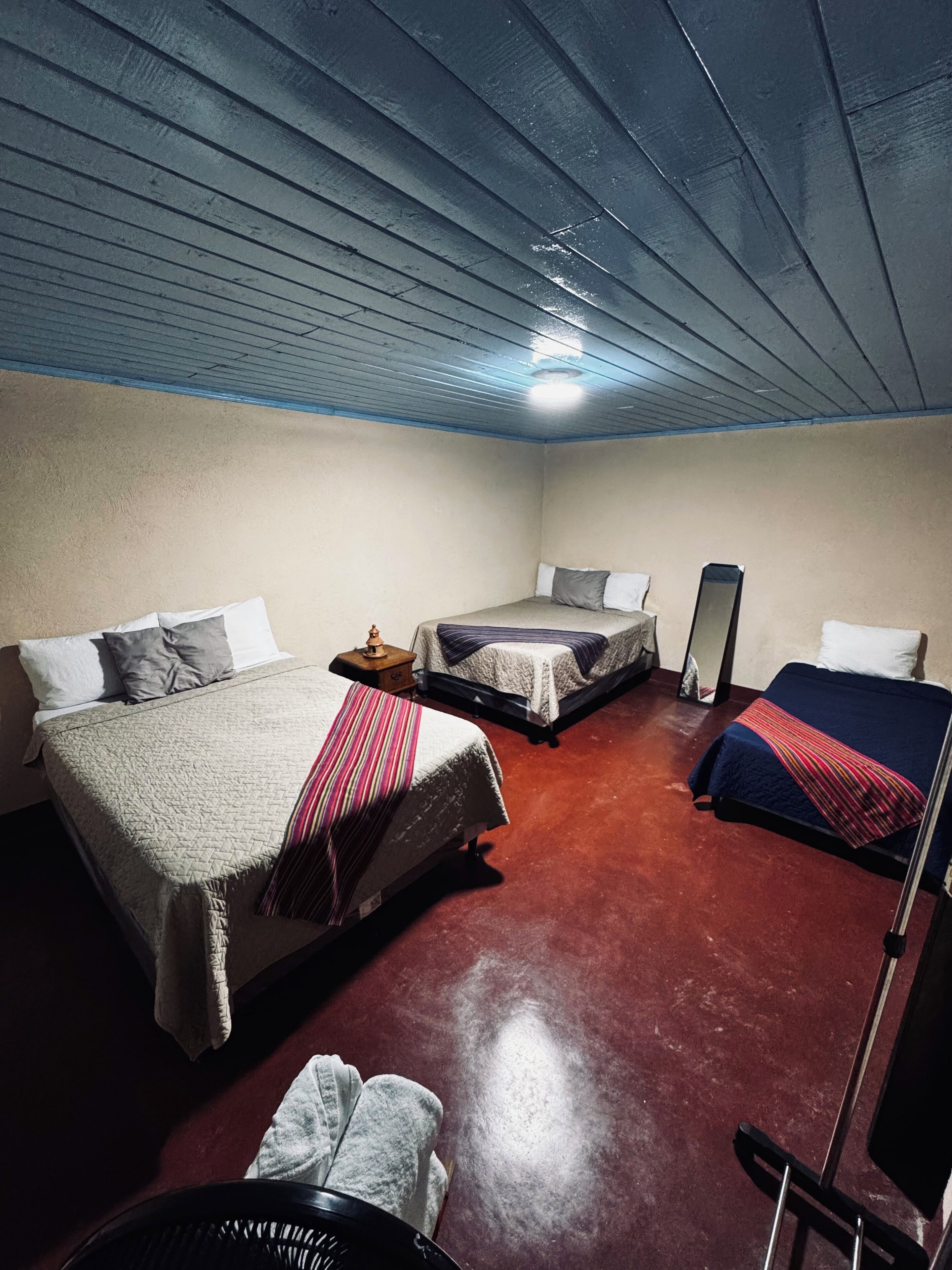 Een strijkplank/strijkijzer, wifi, beddengoed