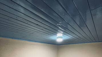 Een strijkplank/strijkijzer, wifi, beddengoed