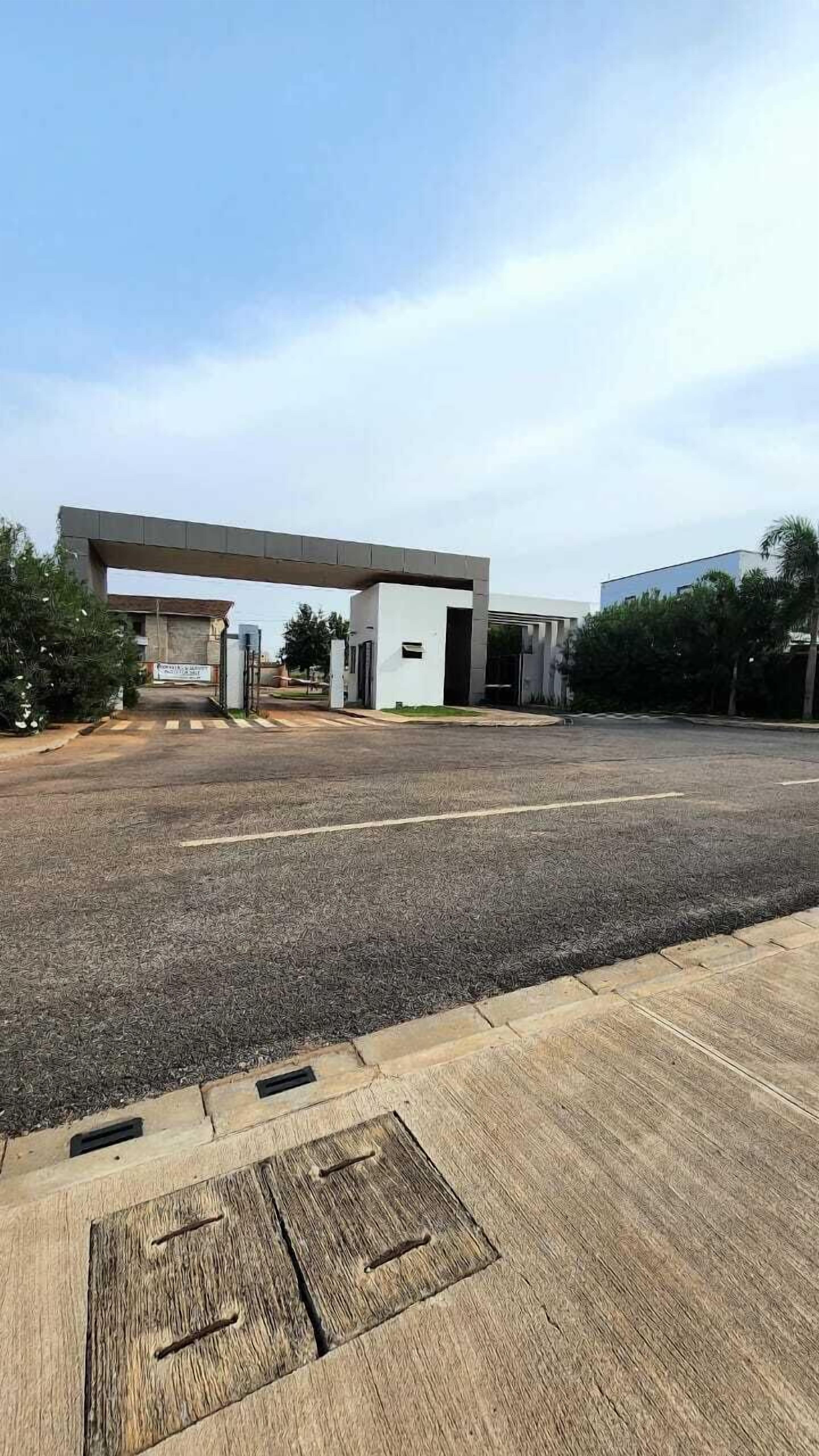Un estacionamiento con un edificio moderno al fondo.