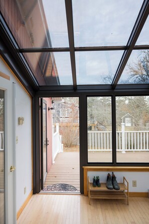 Interior - Lovely 3-bedroom house with AC in Oak Bluffs within 15 min walk to Circuit/Beach (Oak Bluffs)