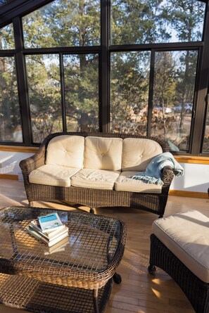 Interior - Lovely 3-bedroom house with AC in Oak Bluffs within 15 min walk to Circuit/Beach (Oak Bluffs)